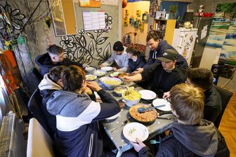 Lichtenstein: Diskussion um fehlenden Jugendklub geht weiter - Tino Kugler (stehend) und Ehefrau Nicole betreuen privat Jugendliche und fordern eine dauerhafte Lösung. Sie haben Unterschriften für einen Jugendklub gesammelt.