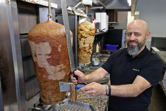 Lichtenstein: Döner im Schlosscenter startet mit viel Lob - Murat Alval hat am 1. April seinen Schloss-Döner im Lichtensteiner Schloss-Center eröffnet. Die Kundschaft zeigt sich angetan.