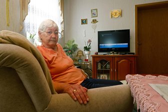 Lichtenstein: Dutzende Haushalte seit einem Monat ohne Fernsehen - Monika Tröger in ihrem Wohnzimmer in Lichtenstein: Fernsehen kann sie seit dem 15. Juni nicht.