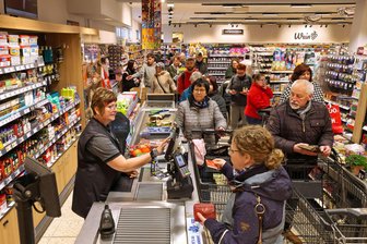 Lichtenstein: Edeka Nüßler ist zwei Monate nach dem Brand wieder offen - Am Dienstagmittag herrschte Hochbetrieb im wiedereröffneten Supermarkt an der Hartensteiner Straße.