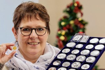 Lichtenstein: Edles Metall als "Notgroschen": Wovor die letzte Münzfachhändlerin warnt - Grit Streubel hat vor 23 Jahren das Geschäft ihres Vaters übernommen. Derzeit läuten Ladenglocke und Telefon oft: Besonders die Silbermünzen, ob die neuesten Euros oder aus aller Welt, finden viele Abnehmer. Gern gesammelt werden etwa sportliche oder Tier-Motive.