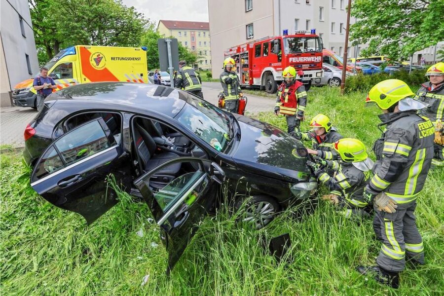 Lichtenstein: Feuerwehr befreit Frau aus ihrem Mercedes - Wegen des weggerollten Mercedes waren Feuerwehr, Rettungsdienst und Polizei im Einsatz. 