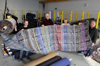 Lichtenstein: Fliegende Bildteppiche im Kulturpalais - In der Weberei Kreißig wurde ein rund 100 Meter langes „Lichtensteiner Tafeltuch“ gefertigt, das nun in der Ausstellung zu sehen ist. Entworfen hat es der emeritierte Professor Ulrich Reimkasten (2. von links).