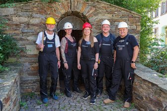 Lichtenstein: Frauenpower im Untergrund – weibliche Unterstützung für Gangführer - Die fünf Lichtensteiner Gangführer Jürgen Mende, Jana Reinhardt, Diana Tautenhahn, Steffen Müller und Hanno Müller am Eingang in die „Unterwelt“.