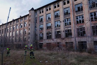 Lichtenstein: Großaufgebot der Wehr bei Brand in Esda-Brache - Für die Feuerwehrleute war es nicht leicht, sich einen Weg ins Innere der alten Fabrik zu bahnen.