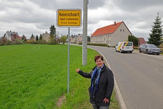 Lichtenstein: Grünes Licht für umstrittenes Feuerwehrdepot in Heinrichsort - Auf dieser Wiese am Ortseingang soll das Feuerwehr-Gebäude entstehen. Ortsvorsteherin Annett Richter verteidigte das Projekt auch zur jüngsten Ratssitzung gegen Kritik.