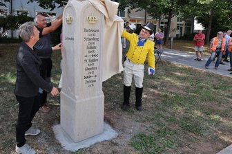 Lichtenstein hat wieder einen Postmeilenstein - Am Donnerstag erfolgte die Einweihung des neuen Postmeilensteins in Lichtenstein. Mit dabei waren Noch-Bürgermeister Thomas Nordheim, Uwe Querengässer und André Kaiser (von links) von der Forschungsgruppe Kursächsische Postmeilensäulen.