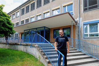 Lichtenstein: Heinrich-von-Kleist-Oberschule soll scheibchenweise saniert werden - Sebastian Schmidt, Schulleiter der Heinrich-von-Kleist-Oberschule in Lichtenstein, freut sich, dass die Stadt die Sanierung der Schule angehen will. Das marode Treppenpodest am Haupteingang soll noch in diesem Jahr erneuert werden.