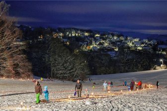 Lichtenstein/Heinrichsort: Endlich wieder auf die Schlitten: Fackelrodeln zieht Massen an -