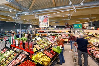 Lichtenstein: Heiß umstrittener Pennymarkt hat geöffnet - Der neue Penny war am Eröffnungstag gut besucht. Der Discounter setzt seit 2021 in allen Filialen das neuen „Markthallen-Konzept“ mit U-förmigen Regalanordnungen um.