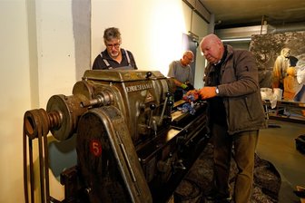 Lichtenstein: Historische Drehmaschine kündet von fast vergessener Tradition - Ingo Saleski, Holger Hein und Konrad Geithner (v. l.) zählten am Samstag zu den Enthusiasten, die die alte Maschine auf Vordermann brachten.
