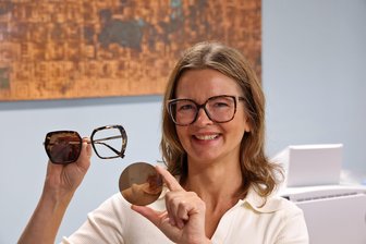 Lichtenstein, Hohenstein-Ernstthal, Glauchau: Barth-Optik besteht „mit Herz“ und moderner Technik gegen große Filialisten - Inhaberin Anett Schmidt in der Werkstatt der Barth-Optik: Hier kommt das Runde auf besondere Weise ins Eckige.