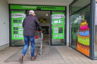 Lichtenstein: In der Passage am Stadion bleibt nur ein Mieter übrig - Rechts vom Eingang der „Passage am Stadion“ prangt noch ein Bild der Geburtstagstorte zum 25-jährigen Bestehen. In einigen Wochen schließen sich die Türen der Passage – Ausnahmen wird es wohl nur geben, wenn der letzte Mieter einlädt.