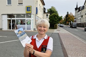 Lichtenstein: "Jahrhundert-Baustelle" ist in einer Woche Geschichte - Edeka-Chefin Gabriela Nüssler präsentiert ihre Einladung für die feierliche Straßenfreigabe am kommenden Freitag. Ihr Markt war vor allem in den letzten drei Jahren hart von der Sperrung betroffen.