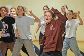 Lichtenstein: Junge Christin bringt Hip-Hop aufs Land - Annabell Rochlitzer (vorn) ist Feuer und Flamme für den Hip-Hop und hat viele andere dafür begeistert. Einmal die Woche wird in Räumlichkeiten des Christlichen Glaubenscentrums in der Paul-Zierold-Straße trainiert.