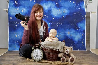 Lichtenstein: Junge Fotografin legt Fokus auf Schwangere und Babys - Cheyenne Ramm in ihrem gerade eröffneten Studio, im Korb sitzt eine Puppe. Ab sofort sind hier Shootings möglich, die junge Fotografin hält jede Menge Accessoires bereit. Und sie wartet geduldig auf den richtigen, emotionalen Moment.