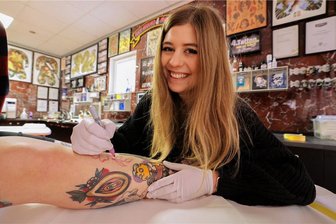 Lichtenstein: Junge Tätowiererin startet in die Selbstständigkeit - Lilly beim Vorzeichnen eines Musters auf der Haut - dazu wird ein heller Filzstift verwendet. 