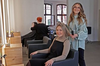 Lichtenstein: Junges Frauen-Duo organisiert nicht nur Hochzeiten - Anne Mann frisiert ihre Kollegin Julia Preiß: Die beiden Firmengründerinnen wollen Brautpaaren im Lichtensteiner Altstadtquartier die perfekte Hochzeit bieten.