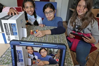 Lichtenstein: Kinder drehen Trickfilme - Isra, Zahraa und Valentina haben einen Mini-Film gedreht, der in einer Polizeiwache spielt.