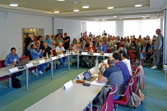 Lichtenstein: Kita-Beiträge bleiben erst mal eingefroren - Im Juli 2023 verfolgten zahlreiche Eltern die Ratsdebatte über die geplante Beitragserhöhung, die Empörung war groß. Damals wurden die Beiträge eingefroren – und werden auch bis zum Jahresende nicht erhöht.