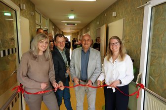 Lichtenstein: „Kleinstes Pflegeheim Deutschlands“ wird zur besonderen WG - Anne-Cathrin Eismann, David Bock und Stefanie Hunold von Linimed zerschnitten gemeinsam mit Bürgermeister Jochen Fankhänel (2. v. l.) das symbolische Band.