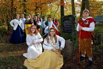 Lichtenstein: Königliche Hilfe für Stein der Erbprinzessin - Die Majestäten trafen sich am am Gedenkstein für Lucie von Schönburg-Waldenburg. Ganz vorn die Lichtensteiner Rosenprinzessin Alexandria mit Hofdame Laila (links), rechts Wurstjunge Ben. Vor dem Fototermin hatten zahlreiche Helfer aus der Stadt das Umfeld des Steins in Ordnung gebracht und die Hecke entfernt, die ihn verdeckte.