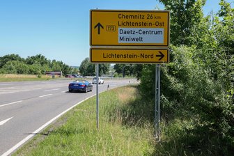 Lichtenstein: Langer Abschied vom Daetz-Centrum - Auch drei Jahre nach Schließung des Daetz-Centrums ist der Name noch auf einigen Schildern zu lesen.