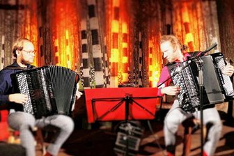 Lichtenstein/Leipzig: Akkordeon-Brüder nehmen Weihnachts-CD auf - Toni (links) und Danny Leuschner mit ihren Akkordeons: Durch den Großvater kamen die Lichtensteiner zu diesem Instrument. 