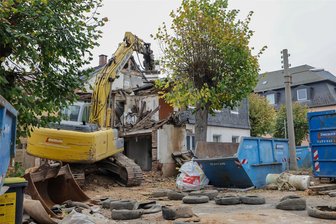 Lichtenstein: Marodes Haus fällt - auf Kosten des Steuerzahlers - Bei den Abbrucharbeiten muss wegen des direkt angrenzenden Nachbarhauses sehr vorsichtig vorgegangen werden.