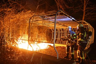 Lichtenstein: Mülltonnen am Daetz-Centrum stehen in Flammen - In der Nacht zu Mittwoch standen die Behälter auf dem Mülltonnenplatz neben dem Daetz-Centrum in Flammen.