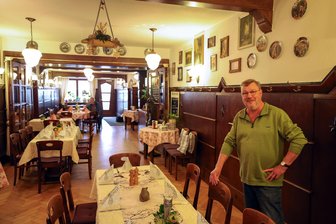 Lichtenstein: „Museumskneipe“ spürt nichts von Gastro-Krise - Peter Ackermann in seiner „Sächsischen Bierstube“: 1980 hat er die Kneipe übernommen, aktuell ist er der dienstälteste Gastwirt Lichtensteins im ältesten Lokal der Stadt. Das ist noch genauso möbliert wie 1928.