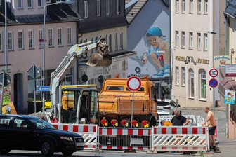 Lichtenstein: Nach Havarie wichtige Straße gesperrt - Am Altmarkt wird nach einem Straßeneinbruch gebaut.