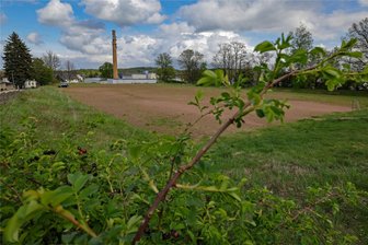 Lichtenstein: Nachbarn wollen neues Wohngebiet „tieferlegen“ lassen - Das Gelände des ehemaligen Hartplatzes wurde aufgeschüttet und liegt deshalb höher als angrenzende Häuser. Einige Nachbarn wollen sich nicht gern aus erhöhter Position der neuen Häuser in die Grundstücke schauen lassen.