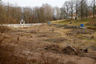 Lichtenstein: Naturbad-Projekt steht jetzt im Haushaltsplan - Seit den beiden großen Fällaktionen im Februar bietet das Badgelände neue Ansichten.