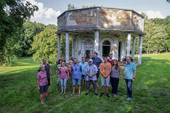Lichtenstein: Naturbad-Verein steht in den Startlöchern - Vertreter der Bad-Initiative trafen sich im August auf dem früheren Stadtbad-Gelände, das zum Naherholungszentrum werden soll. Viele von ihnen werden wohl künftig auch im Förderverein aktiv sein. Rechts im Bild Mario Müller.