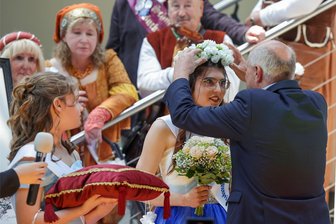 Lichtenstein: Neue Rosenprinzessin ohne Rosenfest gekrönt - Bürgermeister Jochen Fankhänel hat die neue Rosenprinzessin Manja I. am Samstagnachmittag gekrönt.