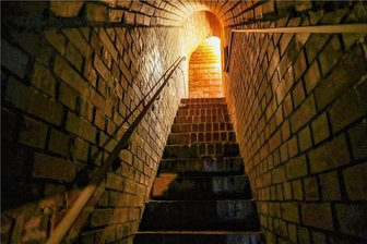 Lichtenstein: Neuer Ansturm auf die "Unterwelt" - Vom Kirchplatz aus führt diese Treppe hinab in das Gängesystem in drei bis fünf Meter Tiefe.