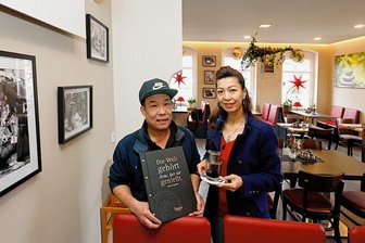 Lichtenstein: Neues Asia-Restaurant ist startklar - Truc Vu Van (links) und Hanh Chau im großen Gastraum des "Uma Dres", wie das einstige "Stadt Dresden" jetzt heißt. 