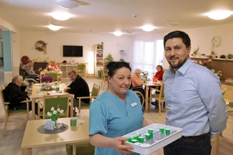 Lichtenstein: Neues Pflegeheim legt gelungenen Start hin - Wohnbereichsleiterin Melanie Mehnert und Heimleiter Sanjin Kuko in der „Cafeteria mit Restaurantkonzept“: Einmal im Monat kann hier jeder zum Mittagstisch kommen.