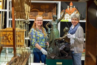 Lichtenstein: Neuigkeiten zum Stadtmuseum - Erst 2023 zog der Lichtensteiner Museumsbestand ins Kulturpalais um – aktuell wird über den nächsten Umzug nachgedacht. Im Bild Ruth Sasse und Anne-Sophie Berner.