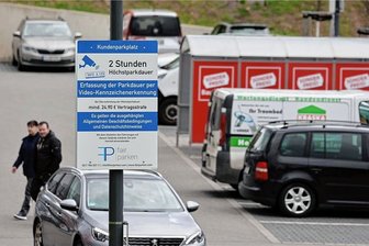 Lichtenstein: Parkproblem der Sportler wird größer - Wer vor Rewe länger als zwei Stunden parkt, muss mit unerfreulicher Post rechnen. Bisher nutzten auch etliche Besucher des nahe gelegenen Sportzentrums diesen Parkplatz. 
