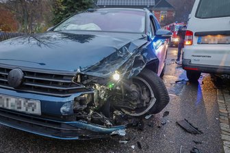 Lichtenstein: Passat fährt in den Gegenverkehr - Fahrer verletzt - Der Passat kollidierte frontal mit einem VW-Transporter.