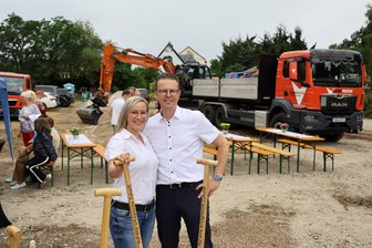 Lichtenstein: Pflegedienst „Sonnenschein“ baut am alten Bauhof-Standort neu - Marcus und Claudia Rabe beim ersten Spatenstich auf dem ehemaligen Bauhof-Gelände. Bis Juni 2026 soll hier die neue „Sonnenschein“-Zentrale entstehen.