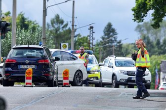 Lichtenstein: Pkw und Motorrad kollidieren - Die Polizei regelte den Verkehr an der Unfallstelle.