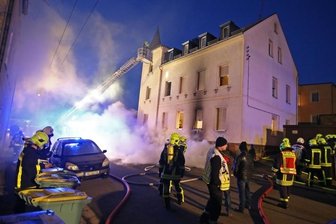 Lichtenstein: Polizei sucht Zeugen des Kellerbrandes - Einen Teil der Bewohner retten die Feuerwehrleute mit der Drehleiter aus dem Mehrfamilienhaus in Lichtenstein.