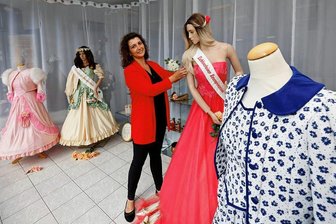 Lichtenstein: Prächtige Kleider der Rosenprinzessinnen im Rampenlicht - Susanne Bauer freut sich, dass der Verkehrs- und Kulturverein Lichtenstein im Schaufenster seines neuen Vereinsraums künftig Kleider der Rosenprinzessinnen präsentieren kann.