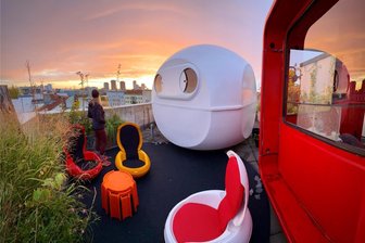 Lichtenstein: Rätsel um Ufo-Kugeln - Spur führt über Berlin nach Italien - Ein restaurierter Banga steht auf Dachterrasse von Joerg Springer in Berlin-Mitte, Gäste aus aller Welt übernachten hier.