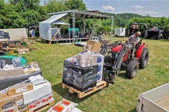 Lichtenstein/Rödlitz: Christliches Open Air startet Freitag - Auf der großen Wiese hinter dem Bauerngut in Rödlitz wird gerade die Bühne aufgebaut.