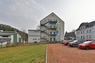 Lichtenstein/Rödlitz: Dreifaches „Wunder“ beim Schulanbau - Statt eines großen Anbaus soll die Grundschule Rödlitz nun einen kleinen Anbau sowie ein frei stehendes Hortgebäude (auf dem Parkplatz) bekommen. Der Weg zur neuen Lösung war sehr lang und steinig.