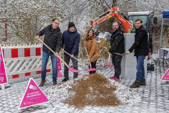 Lichtenstein/Rödlitz: Endlich kommt das schnelle Glasfaser-Internet - Erster Spatenstich im Schneegestöber: Von links Hendrik König (Telekom), Bürgermeister Jochen Fankhänel (Freie Wähler), Stefanie Irmscher vom Projektträger PWC, Marco Hemmann (Telekom) und Alexander Stuhr (Digitalagentur).